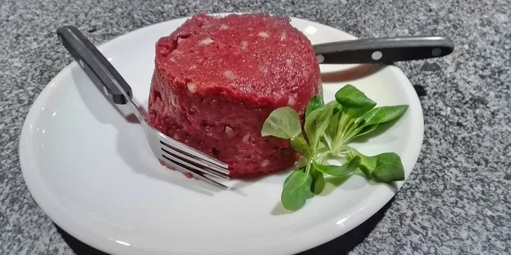 Naservírují vám tady 300, respektive 500 g tataráku z kvalitní svíčkové.