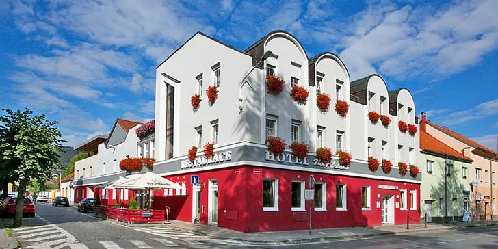 Přímo naproti hotelu je zastávka autobusu MHD, který vás odveze z/na nádraží v Sušici. 