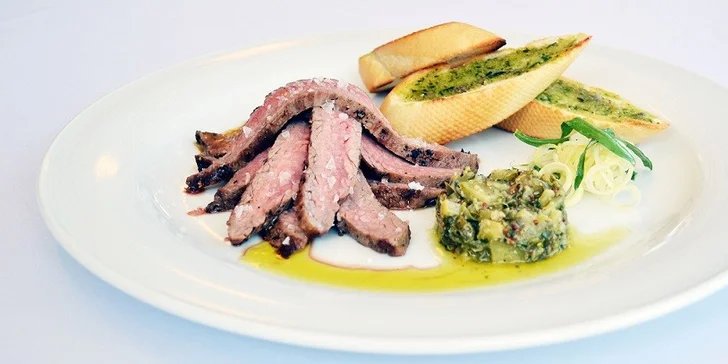 Bohaté čtyřchodové menu pro dvě osoby. Šťavnatý US flank steak nebo mořský vlk, domácí ravioli, drůbeží vývar i lahodný crème brûlée jako dezert.