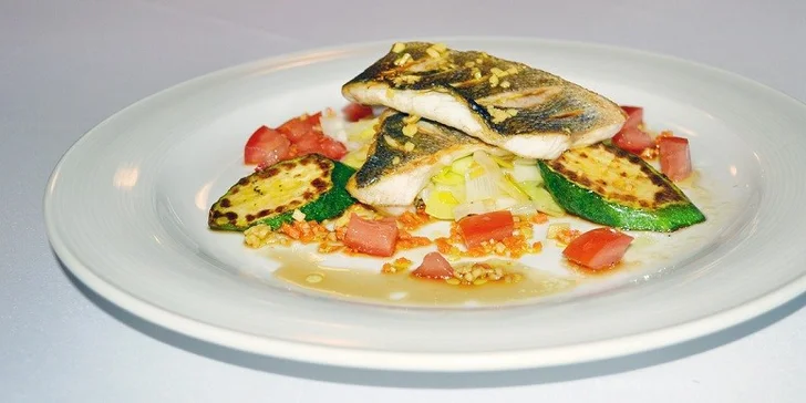 Bohaté čtyřchodové menu pro dvě osoby. Šťavnatý US flank steak nebo mořský vlk, domácí ravioli, drůbeží vývar i lahodný crème brûlée jako dezert.