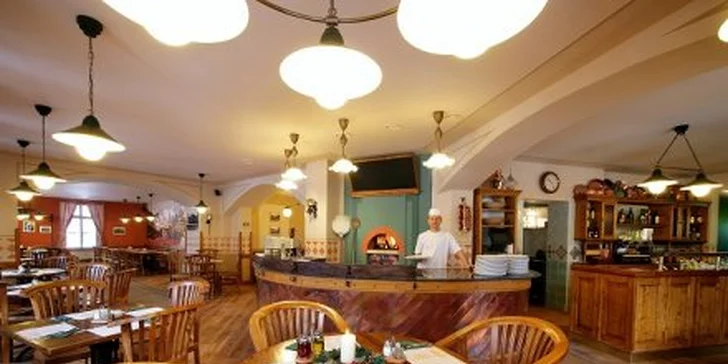 2590 Kč za DVĚ NOCI PRO DVA v centru Špindlerova Mlýna! Pobyt na horách se slevou 53 %, thajská masáž Tawan, úžasné italské speciality, sauna, a při koupi dvou voucherů pátá noc zdarma!