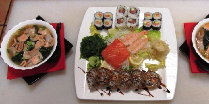 Menu pro 2 s polévkami a kousky sushi, mořskými řasami a salátem