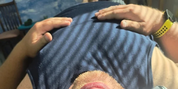 Ošetření zahrnuje čištění, aplikaci séra a masky i relaxační masáž. 