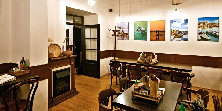 Hned za Tančícím domem jen kousek od Náplavky (cca 60 metrů) najdete vietnamskou restauraci Hoi An.