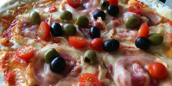 Můžete si dát buď dvě pizzy, nebo salát a pizzu, případně dva saláty.