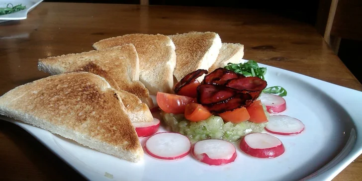 Tataráky - hovězí, lososový a okurkový s chorizem v restauraci U Trpaslíka