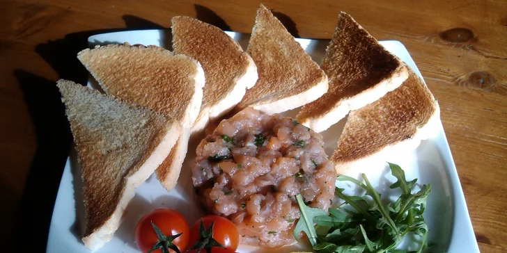 Tataráky - hovězí, lososový a okurkový s chorizem v restauraci U Trpaslíka
