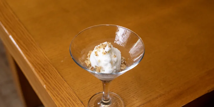 Dokonalou symfonii elegantně zakončí lehký limetový sorbet posypaný karamelizovanými oříšky.
