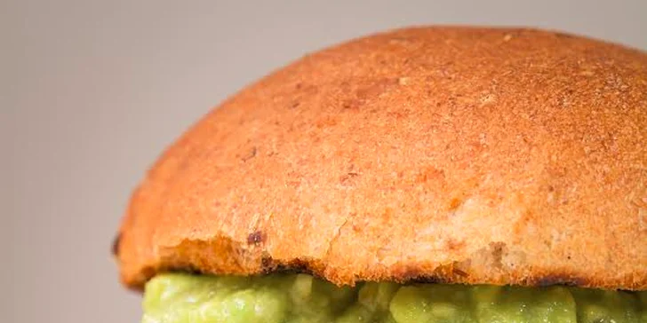 Dva veganské burgery s přílohou ve Veggie Pointu