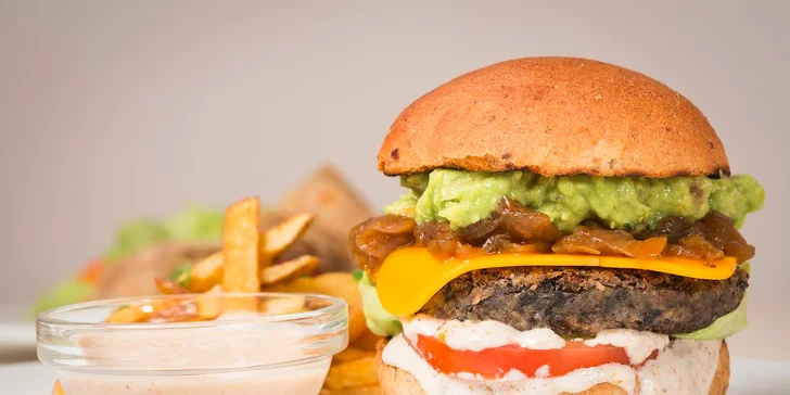 Dva veganské burgery s přílohou ve Veggie Pointu