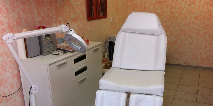 Pedikúra s citrusovou lázní včetně masáže plosek nohou
