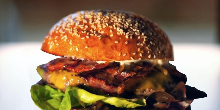 Rozvoz 2× Burger menu s hranolky a salátem