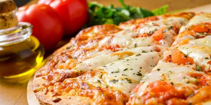 1 nebo 2 obří pizzy o průměru 45 cm včetně rozvozu