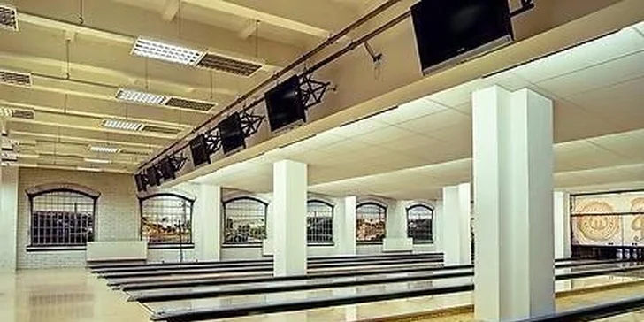 Hodina bowlingu a 1 kg řízečků v Bowling Kostka