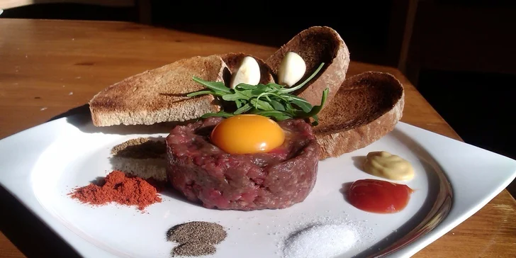 Tataráky - hovězí, lososový a okurkový s chorizem v restauraci U Trpaslíka