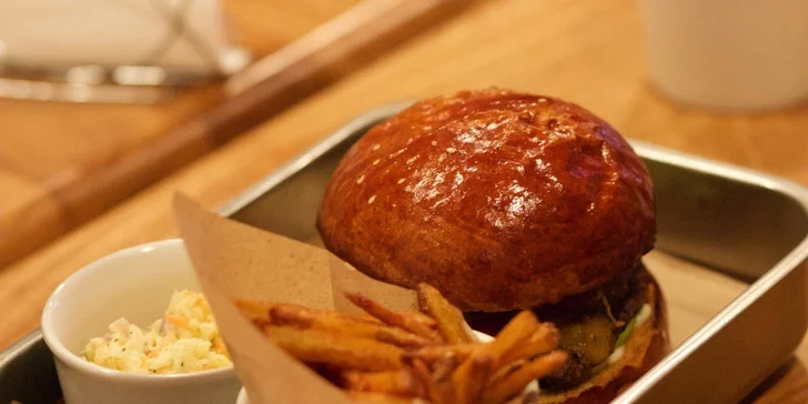 Rozvoz 2× Burger menu s hranolky a salátem