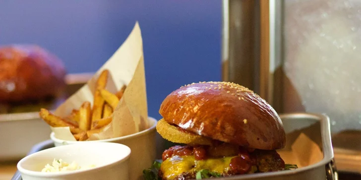 Rozvoz 2× Burger menu s hranolky a salátem