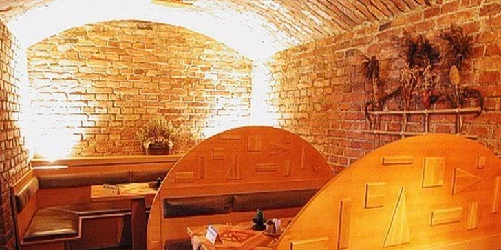 Dvoukilové pečené koleno s křenem, hořčicí a chlebem