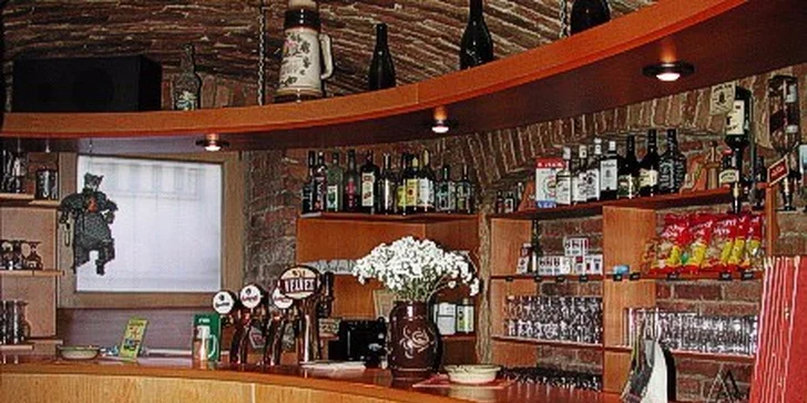 Dvoukilové pečené koleno s křenem, hořčicí a chlebem