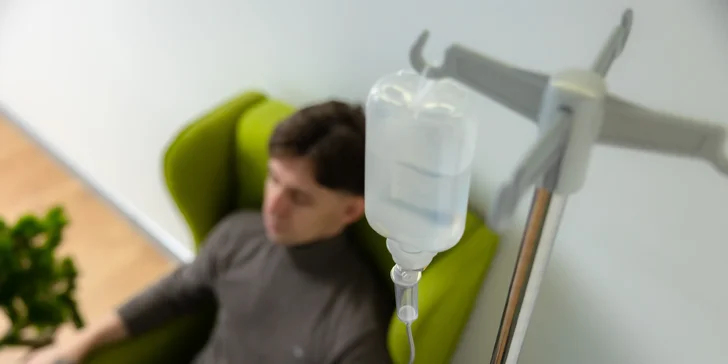 Vitamín C vo vysokej koncentrácii (až 7,5 g) rozpustený vo fyziologickom roztoku podporí imunitný systém, pomôže pri regenerácii buniek, hojení rán či tvorbe nového kolagénu.