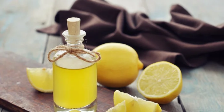 Masáž zad a šíje teplým citronovým olejem - dotek jako lék