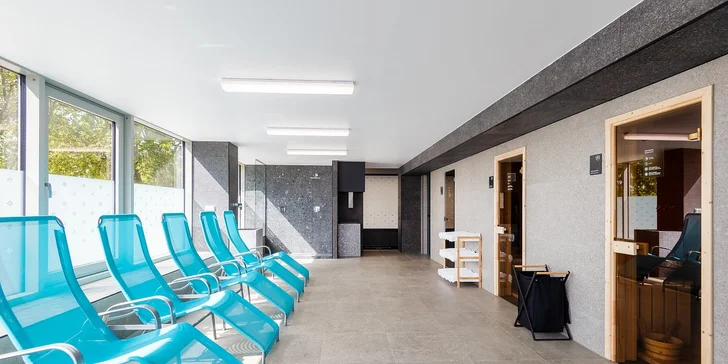 Ve wellness je bazén, sauny a parní lázeň – bazén se nachází v západním křídle, saunový svět ve východním křídle.