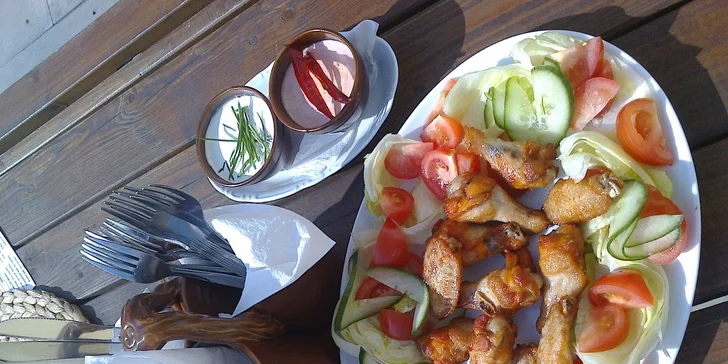 1,5 kg grilovaných kuřecích křidélek v medové marinádě s pečivem a chilli a česnekovým dippem
