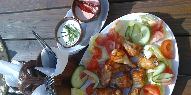 1,5 kg grilovaných kuřecích křidélek v medové marinádě s pečivem a chilli a česnekovým dippem
