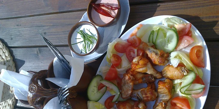 1,5 kg grilovaných kuřecích křidélek v medové marinádě s pečivem a chilli a česnekovým dippem
