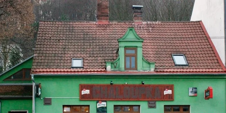 Pořádná porce pečených vepřových žebírek s čerstvým křenem