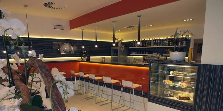 Tenis a pak posezení nad kafíčkem a dortem v Muffin Café