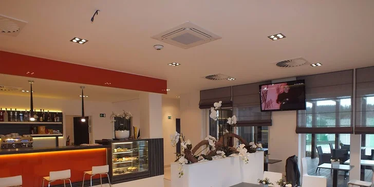 Tenis a pak posezení nad kafíčkem a dortem v Muffin Café