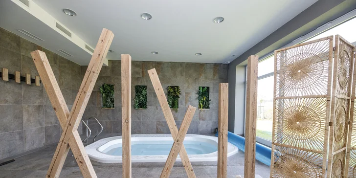 Ve wellness je vířivka, sauna s ochlazovacím bazénkem a relaxační místnost. Vstup do sauny se hradí zvlášť, máte na něj 10% slevu.