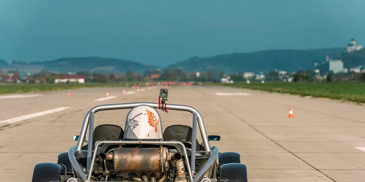 Vstúpte do kráľovstva burácajúcich motorov, závratnej rýchlosti a pulzujúceho adrenalínu