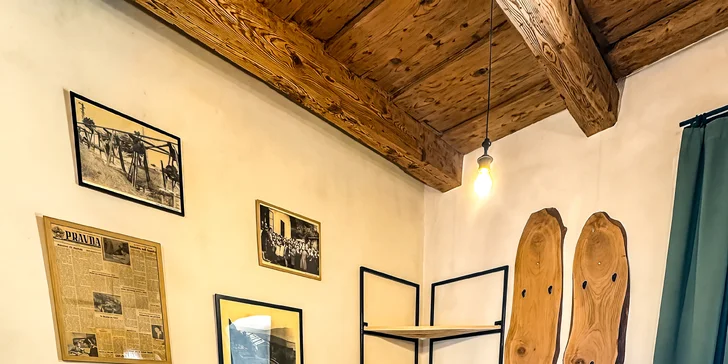 Nájdete tu kuchyňu aj jedálensky stôl so stoličkami. 