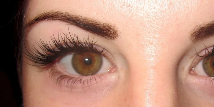 Prodloužení a zhuštění řas metodou řasa na řasu Blink lash Stylist & Care + kartáček
