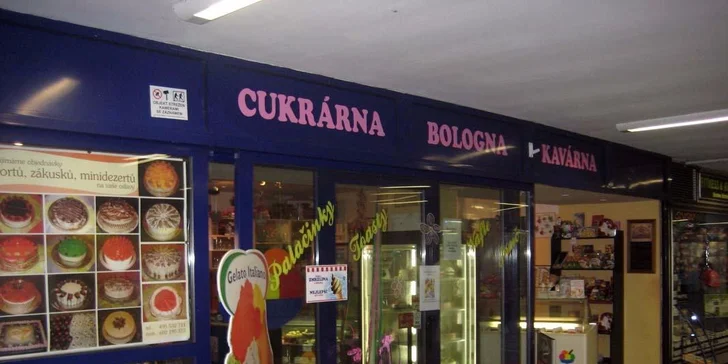 Dva poháry se zmrzlinou, šlehačkou a dalšími dobrotami