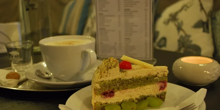 2 dezerty a 2 kávy anebo 2 sklenice vína s balkánskými specialitami v útulném TakeYourTime Cafe