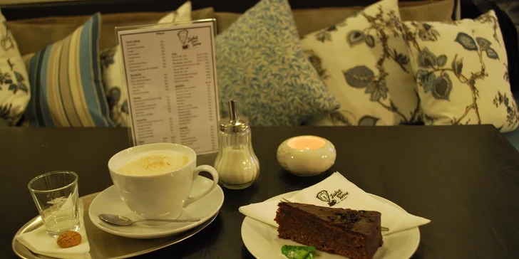 2 dezerty a 2 kávy anebo 2 sklenice vína s balkánskými specialitami v útulném TakeYourTime Cafe