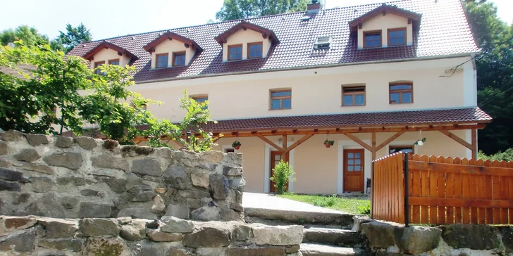 Penzión stojí hneď pri lese len 6 km od Karlových Varov a kúsok od úpätia Krušných hôr, kam môžete vyrážať na výlety.
