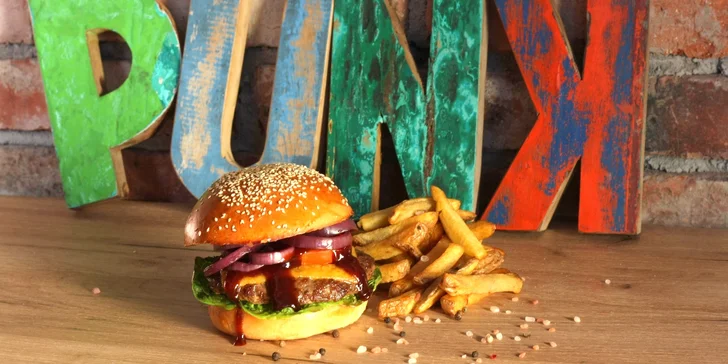 Zastavte se sami nebo ve dvou v restauraci Punk Food, kde si dáte pořádný burger podle výběru ze tří variant.