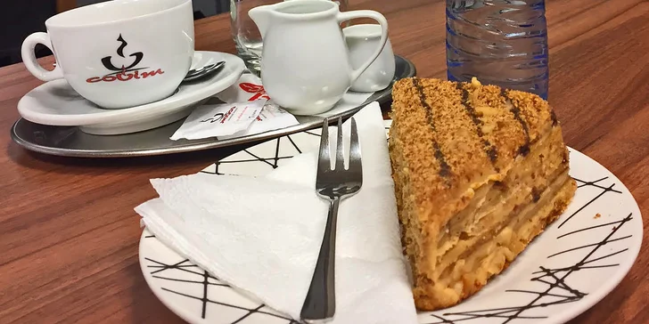Příjemné posezení ve FOX caffé: Káva a medový dezert Marlenka