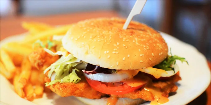 Buffalo chicken burger: smažené kuřecí prso a pikantní omáčka.