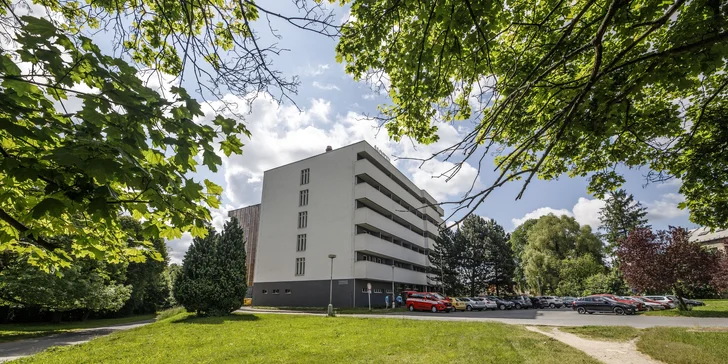 Hotel Slezan najdete jen 500 metrů od historického jádra Bruntálu a náměstí.
