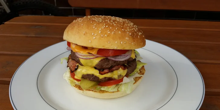 Double burger pro jednoho či dva nebo 3 pizzy za cenu dvou