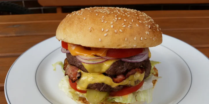 Double burger pro jednoho či dva nebo 3 pizzy za cenu dvou