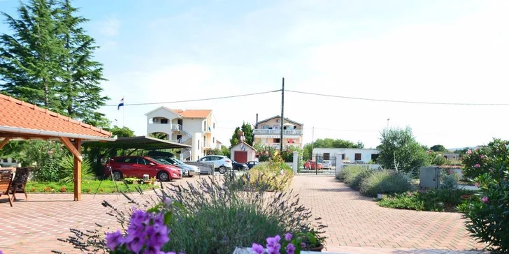 Dovolená plná koupání v chorvatském letovisku Drage: 7 nocí v apartmánu