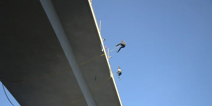 Adrenalinový skok a zhoupnutí z mostu na Dalešické přehradě