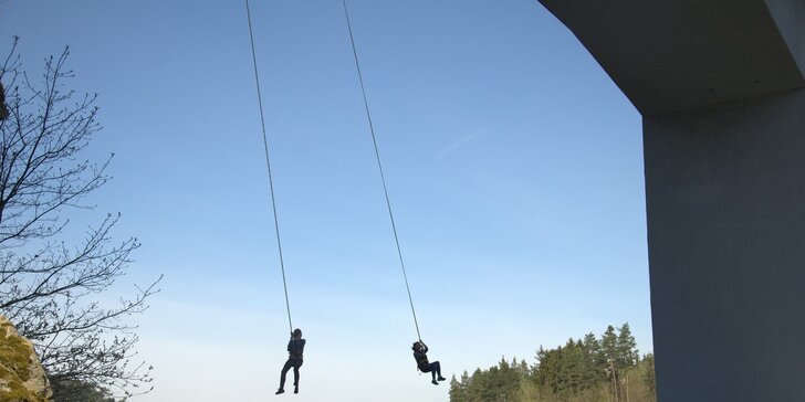 Adrenalinový skok a zhoupnutí z mostu na Dalešické přehradě