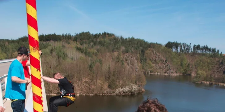 Adrenalinový skok a zhoupnutí z mostu na Dalešické přehradě